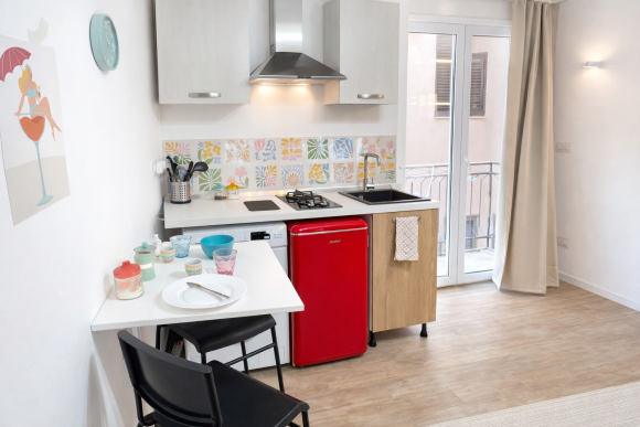 cucina_moderna_con_dettagli_colorati